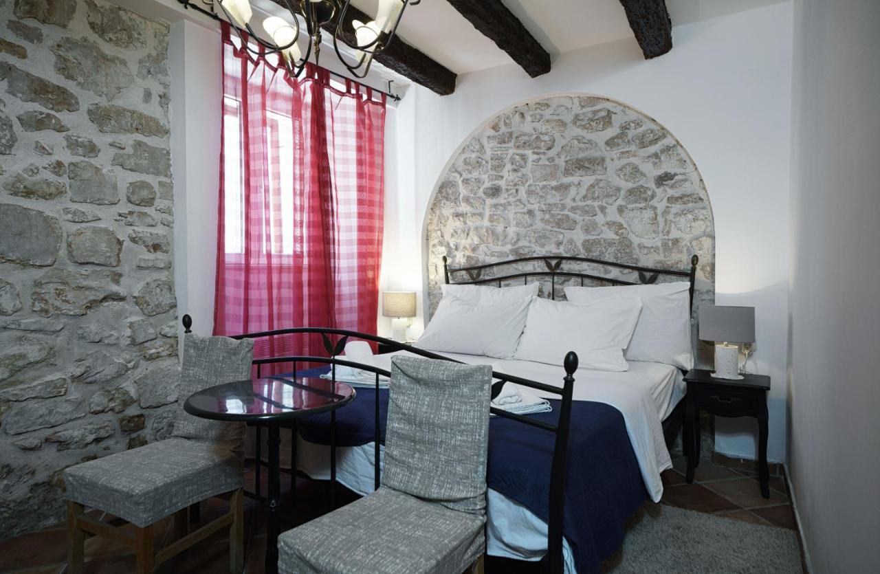 Heritage Residence In Center With Pool- Apartments Vodice Oda fotoğraf